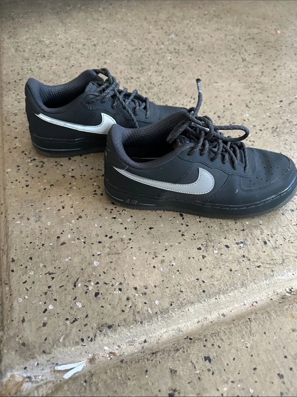 Nike Air Force 1 kids Low-Top Sneakers in Black and Silver Swoosh